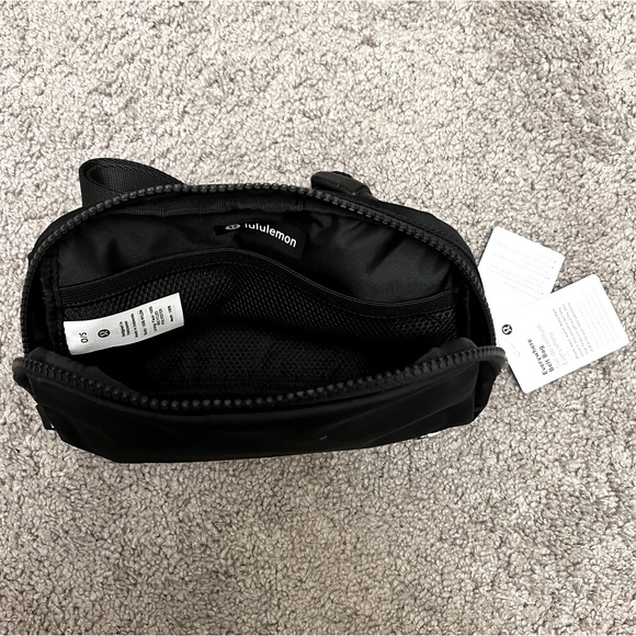 Lululemon Everywhere belt bag black NWT - Picture 4 of 5